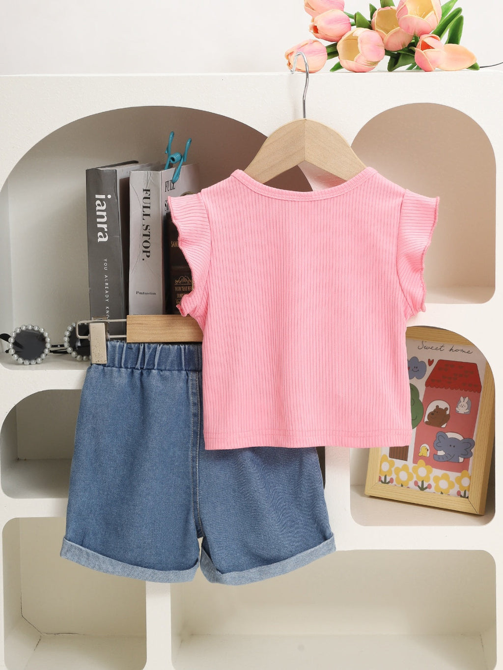 طقم صيفي مكون من قطعتين للفتيات الصغيرات، بلوزة بأكمام واسعة مزينة بفيونكة وشورت جينز