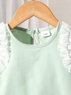 طقم مكون من ثلاث قطع للبنات الصغيرات: بلوزة خضراء بدون أكمام بتصميم غير منتظم وتنورة طويلة مطوية مع حقيبة واحدة