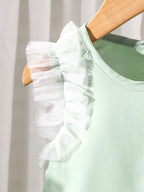 طقم مكون من ثلاث قطع للبنات الصغيرات: بلوزة خضراء بدون أكمام بتصميم غير منتظم وتنورة طويلة مطوية مع حقيبة واحدة