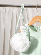 طقم مكون من ثلاث قطع للبنات الصغيرات: بلوزة خضراء بدون أكمام بتصميم غير منتظم وتنورة طويلة مطوية مع حقيبة واحدة