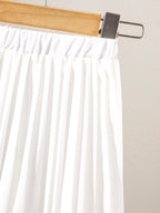 طقم مكون من ثلاث قطع للبنات الصغيرات: بلوزة خضراء بدون أكمام بتصميم غير منتظم وتنورة طويلة مطوية مع حقيبة واحدة