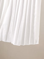 طقم مكون من ثلاث قطع للبنات الصغيرات: بلوزة خضراء بدون أكمام بتصميم غير منتظم وتنورة طويلة مطوية مع حقيبة واحدة