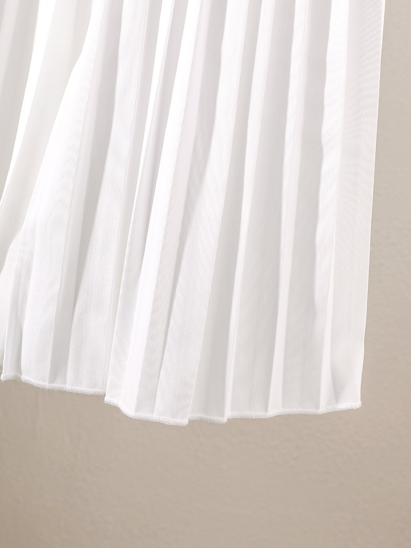 طقم مكون من ثلاث قطع للبنات الصغيرات: بلوزة خضراء بدون أكمام بتصميم غير منتظم وتنورة طويلة مطوية مع حقيبة واحدة