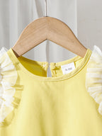 طقم مكون من ثلاث قطع للبنات الصغيرات: بلوزة صفراء بدون أكمام بتصميم غير منتظم وتنورة طويلة مطوية مع حقيبة واحدة