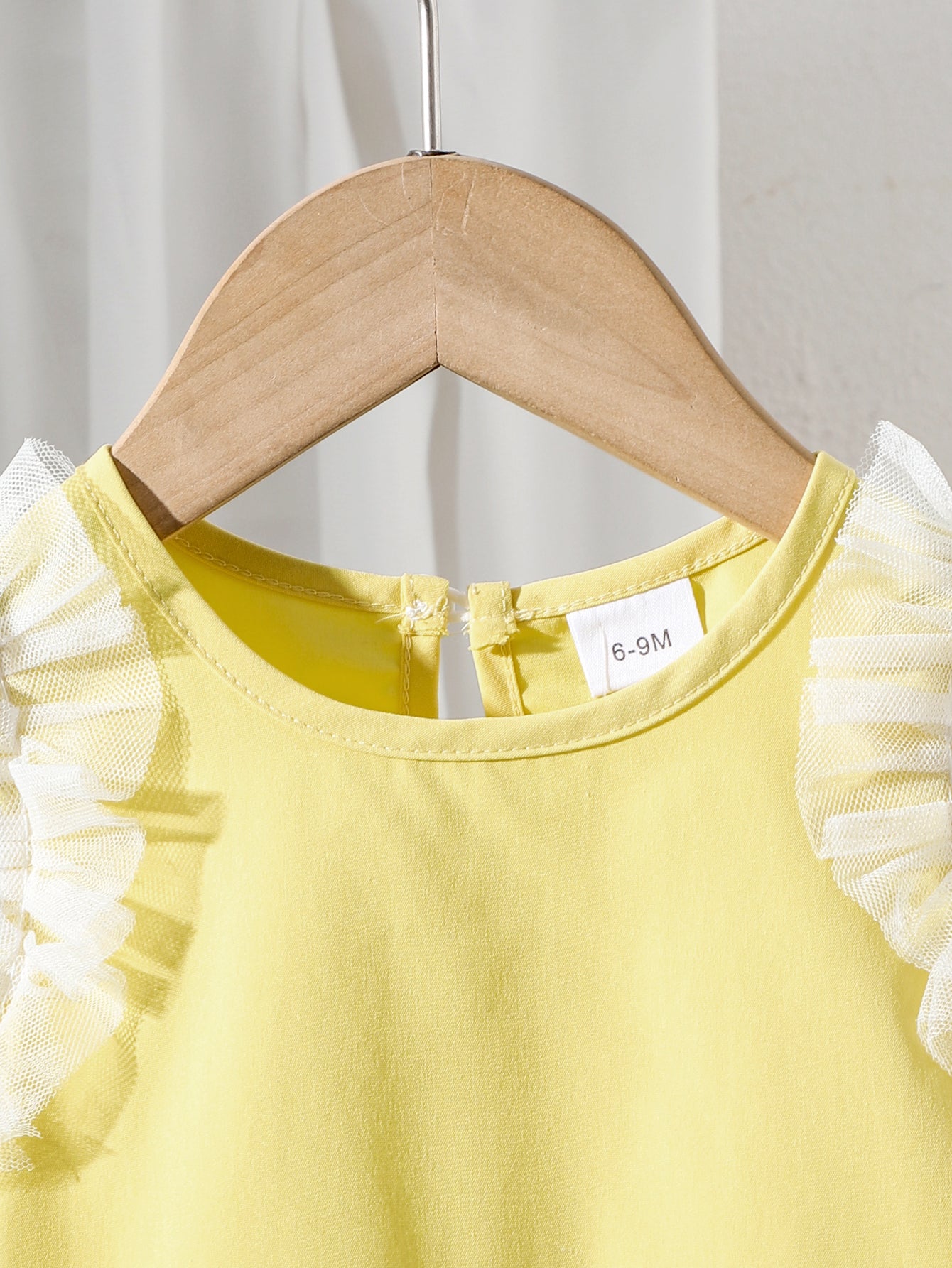 طقم مكون من ثلاث قطع للبنات الصغيرات: بلوزة صفراء بدون أكمام بتصميم غير منتظم وتنورة طويلة مطوية مع حقيبة واحدة