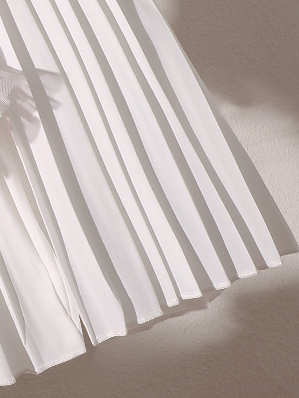 طقم مكون من ثلاث قطع للبنات الصغيرات: بلوزة وردية بدون أكمام بتصميم غير منتظم وتنورة طويلة مطوية مع حقيبة واحدة