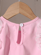 طقم مكون من ثلاث قطع للبنات الصغيرات: بلوزة وردية بدون أكمام بتصميم غير منتظم وتنورة طويلة مطوية مع حقيبة واحدة