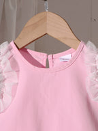 طقم مكون من ثلاث قطع للبنات الصغيرات: بلوزة وردية بدون أكمام بتصميم غير منتظم وتنورة طويلة مطوية مع حقيبة واحدة