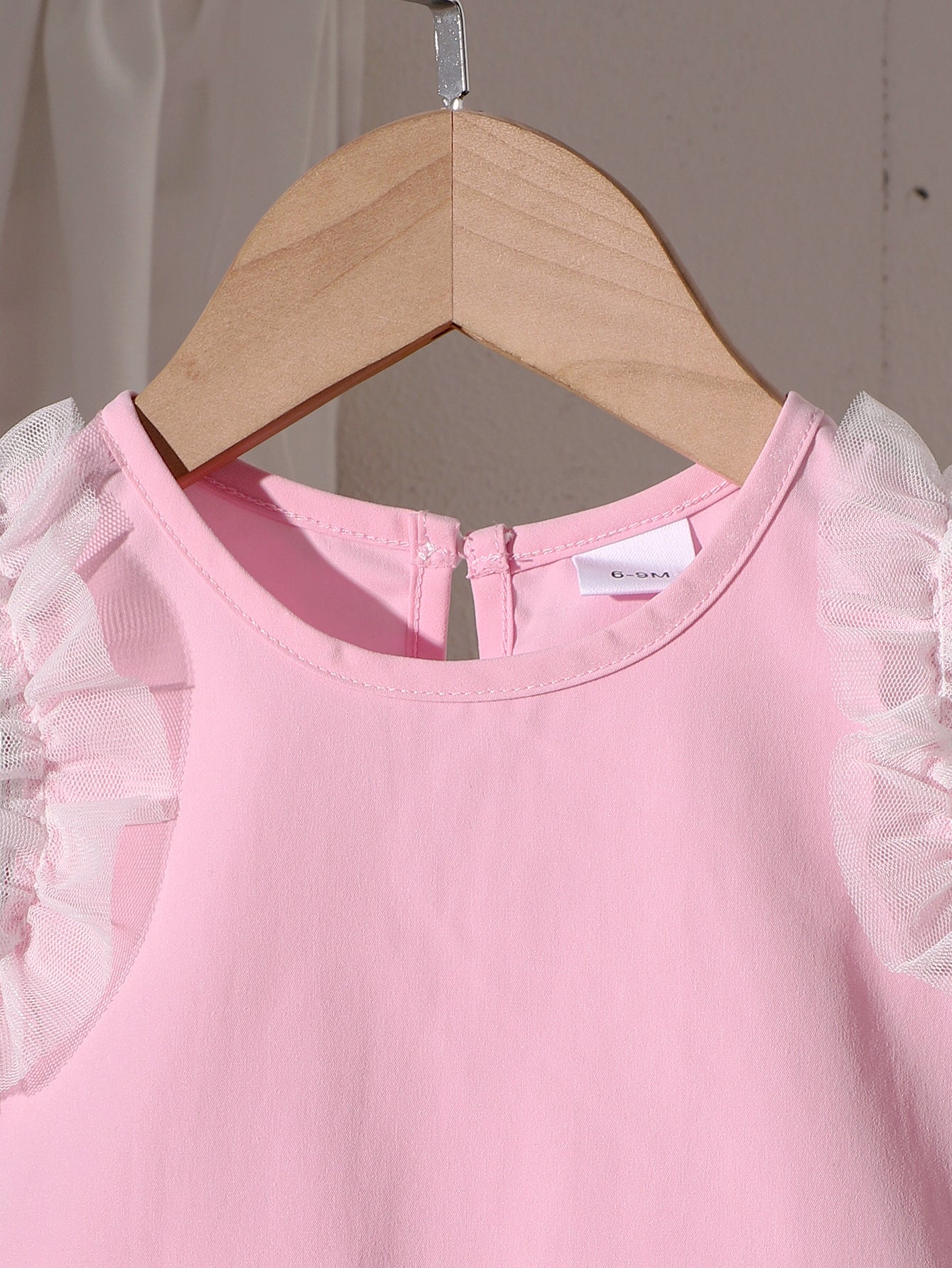 طقم مكون من ثلاث قطع للبنات الصغيرات: بلوزة وردية بدون أكمام بتصميم غير منتظم وتنورة طويلة مطوية مع حقيبة واحدة