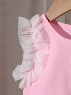 طقم مكون من ثلاث قطع للبنات الصغيرات: بلوزة وردية بدون أكمام بتصميم غير منتظم وتنورة طويلة مطوية مع حقيبة واحدة