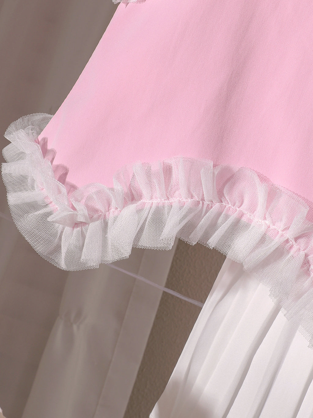 طقم مكون من ثلاث قطع للبنات الصغيرات: بلوزة وردية بدون أكمام بتصميم غير منتظم وتنورة طويلة مطوية مع حقيبة واحدة