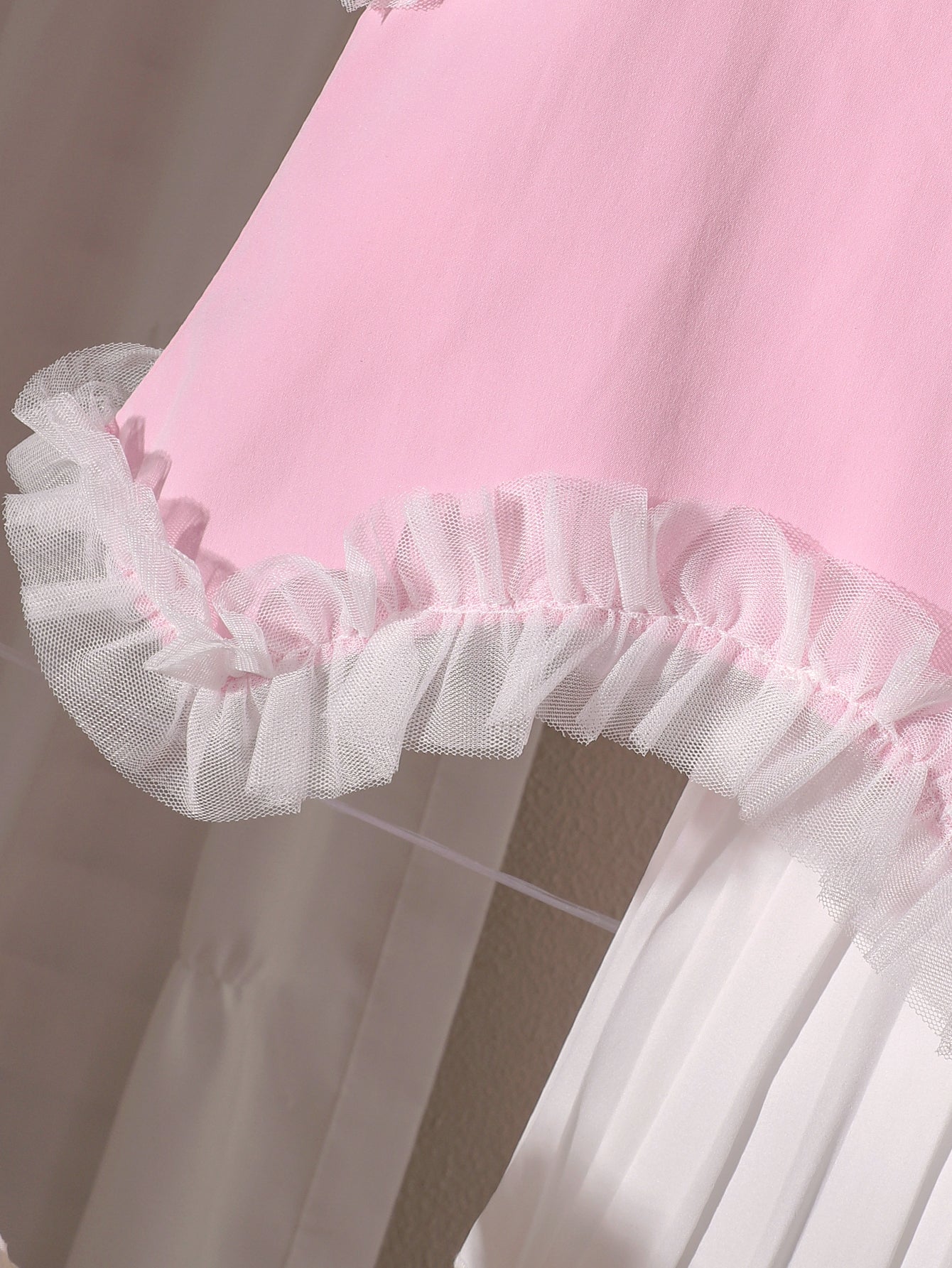 طقم مكون من ثلاث قطع للبنات الصغيرات: بلوزة وردية بدون أكمام بتصميم غير منتظم وتنورة طويلة مطوية مع حقيبة واحدة