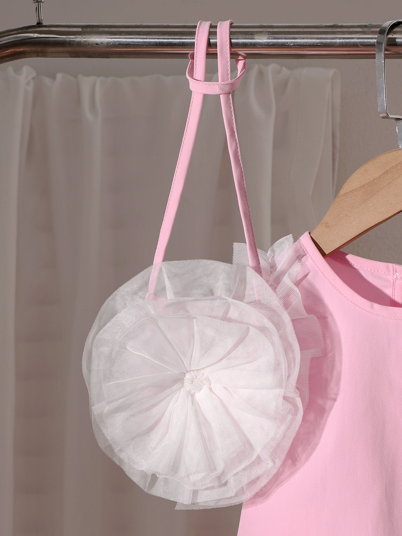 طقم مكون من ثلاث قطع للبنات الصغيرات: بلوزة وردية بدون أكمام بتصميم غير منتظم وتنورة طويلة مطوية مع حقيبة واحدة