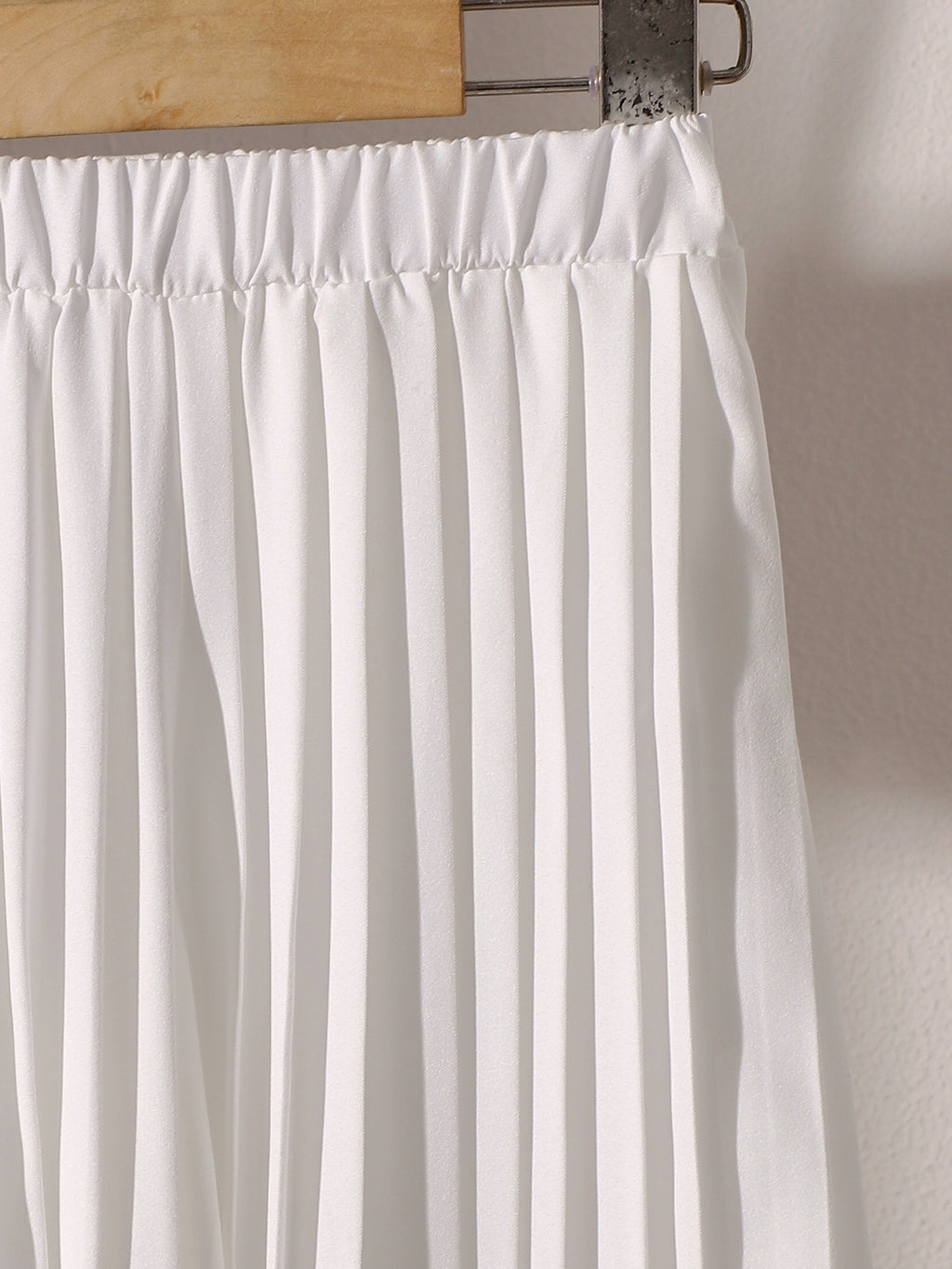 طقم مكون من ثلاث قطع للبنات الصغيرات: بلوزة وردية بدون أكمام بتصميم غير منتظم وتنورة طويلة مطوية مع حقيبة واحدة