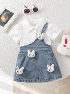 طقم مكون من قطعتين للفتيات الصغيرات: قميص بولو بأكمام قصيرة وتنورة جينز بكتف واحد مزينة بصورة أرنب ثلاثي الأبعاد.