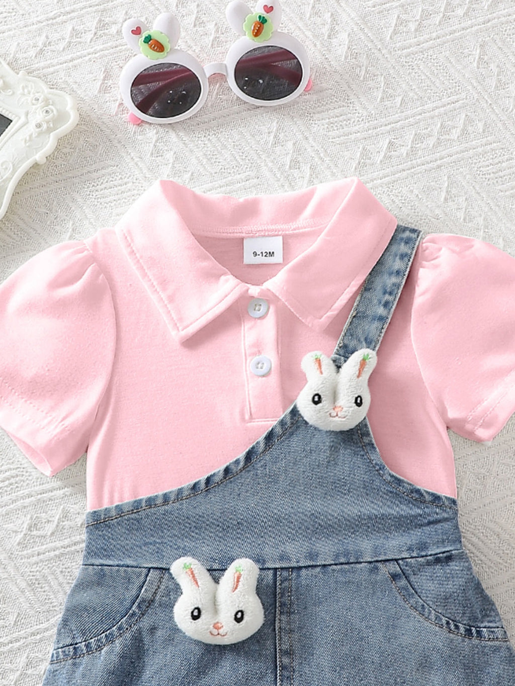 طقم مكون من قطعتين للفتيات الصغيرات: قميص بولو بأكمام قصيرة وتنورة جينز بكتف واحد مزينة بصورة أرنب ثلاثي الأبعاد.