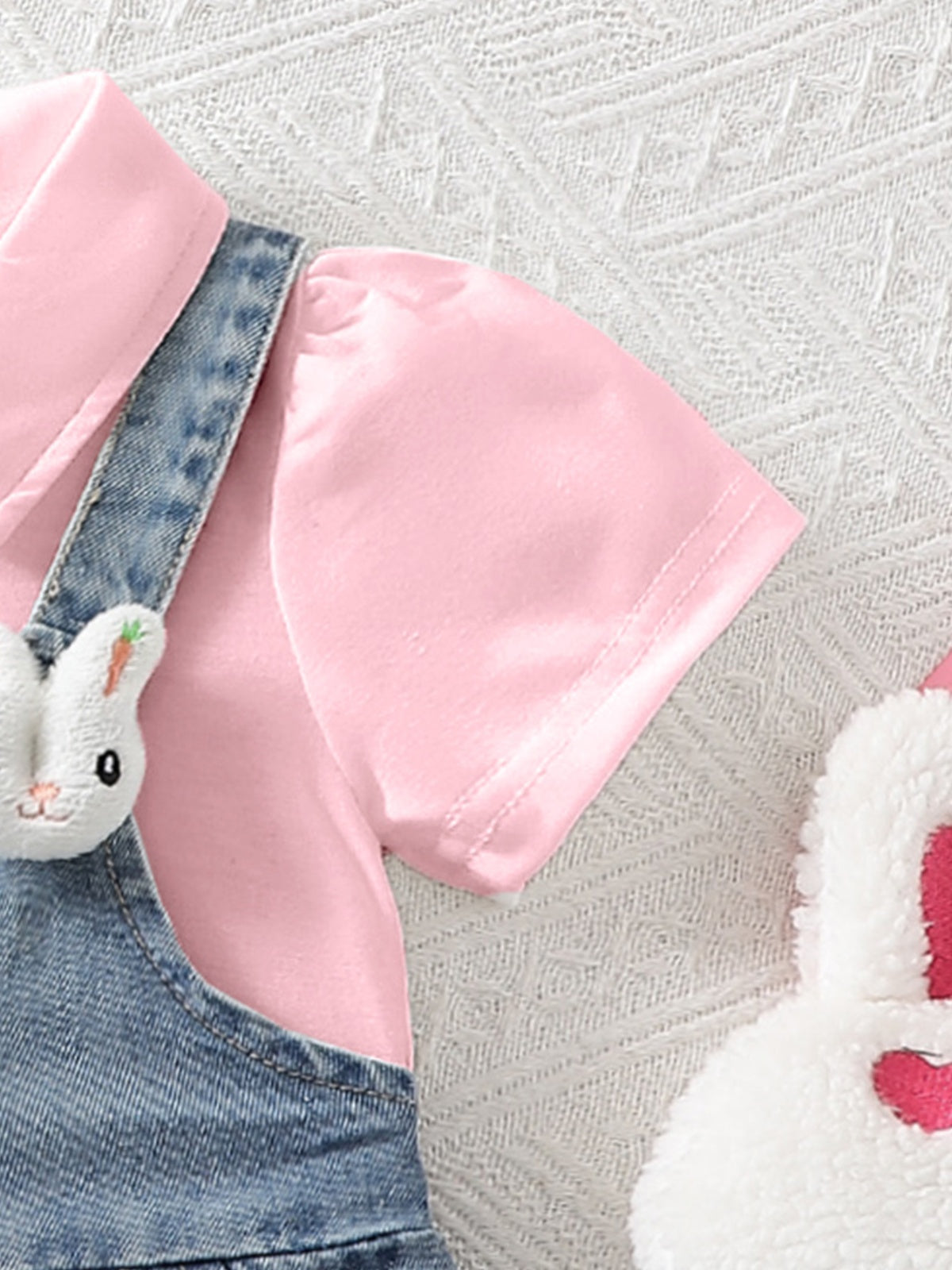 طقم مكون من قطعتين للفتيات الصغيرات: قميص بولو بأكمام قصيرة وتنورة جينز بكتف واحد مزينة بصورة أرنب ثلاثي الأبعاد.