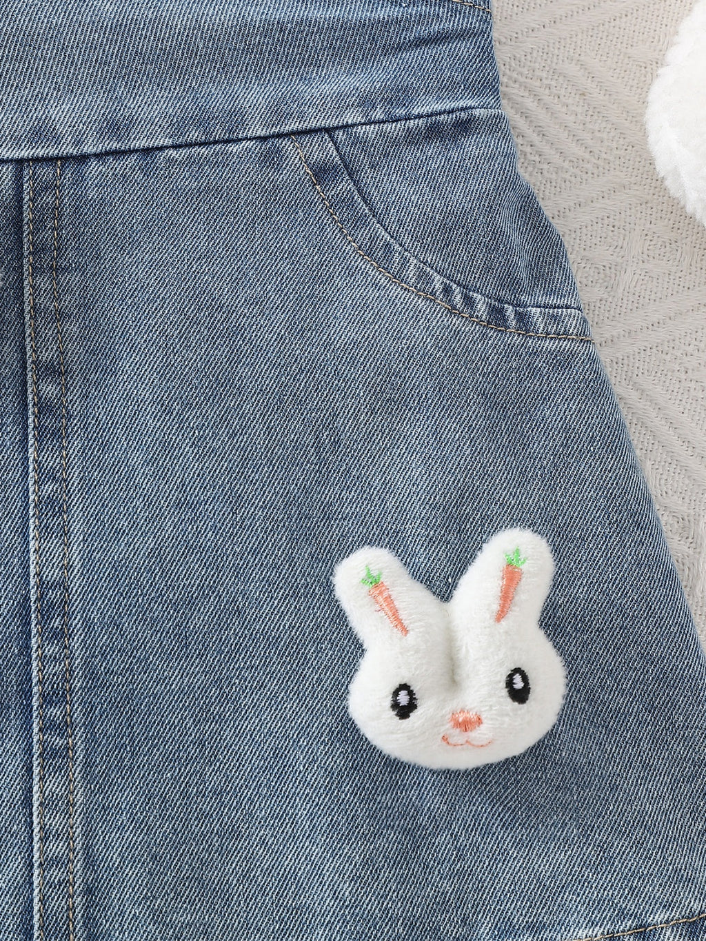 طقم مكون من قطعتين للفتيات الصغيرات: قميص بولو بأكمام قصيرة وتنورة جينز بكتف واحد مزينة بصورة أرنب ثلاثي الأبعاد.