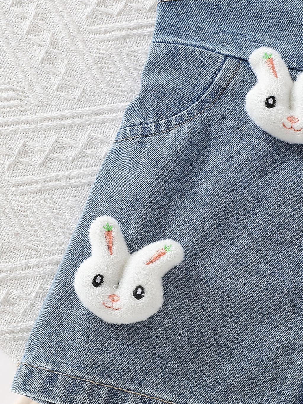 طقم مكون من قطعتين للفتيات الصغيرات: قميص بولو بأكمام قصيرة وتنورة جينز بكتف واحد مزينة بصورة أرنب ثلاثي الأبعاد.