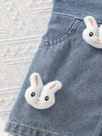 طقم مكون من قطعتين للفتيات الصغيرات: قميص بولو بأكمام قصيرة وتنورة جينز بكتف واحد مزينة بصورة أرنب ثلاثي الأبعاد.