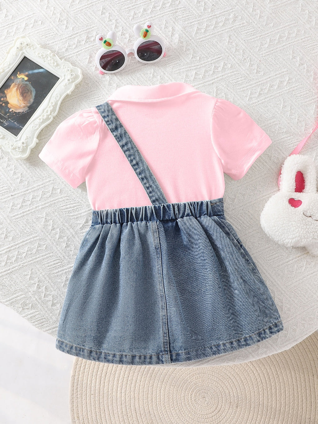 طقم مكون من قطعتين للفتيات الصغيرات: قميص بولو بأكمام قصيرة وتنورة جينز بكتف واحد مزينة بصورة أرنب ثلاثي الأبعاد.