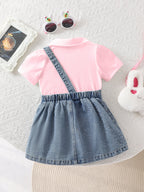 طقم مكون من قطعتين للفتيات الصغيرات: قميص بولو بأكمام قصيرة وتنورة جينز بكتف واحد مزينة بصورة أرنب ثلاثي الأبعاد.