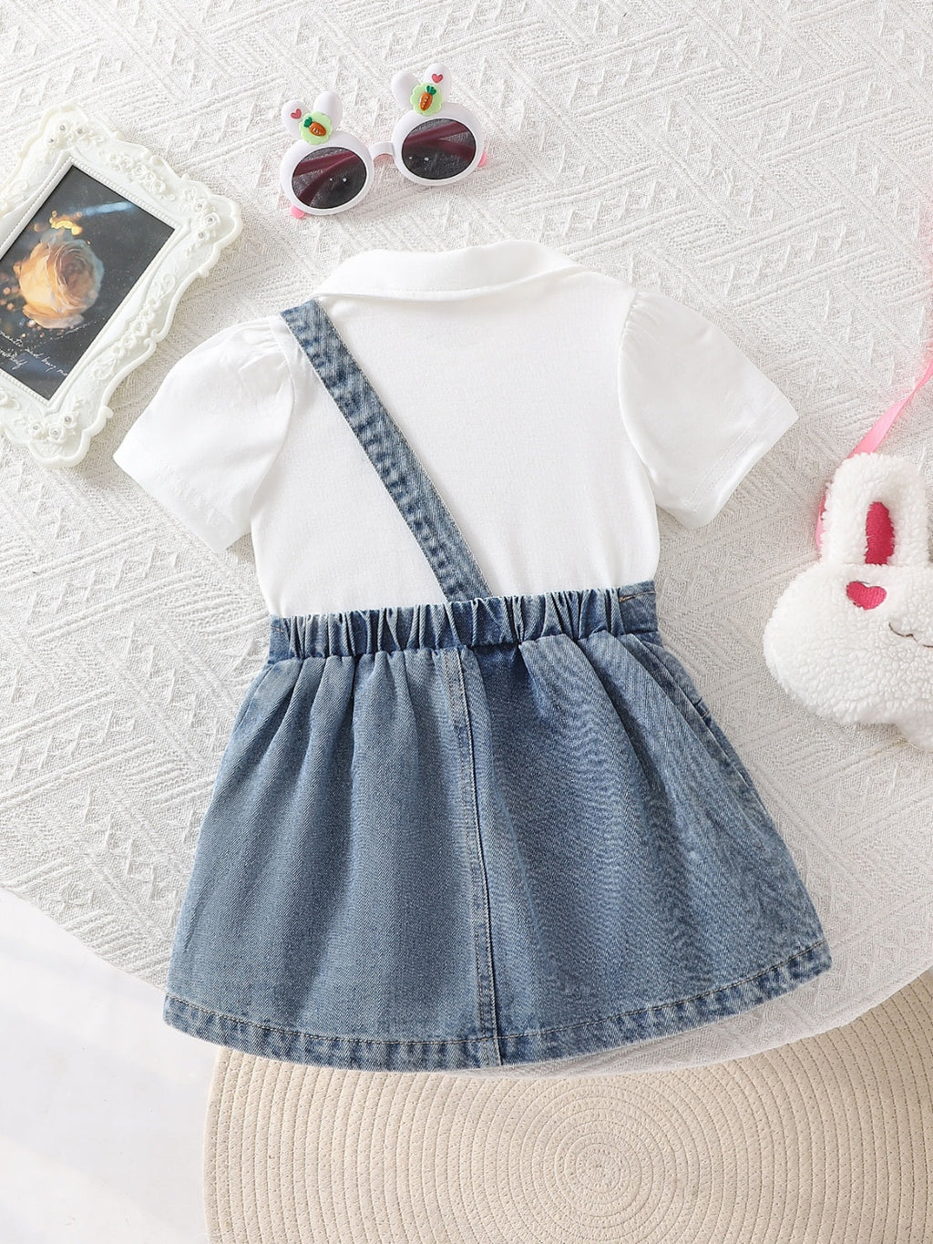 طقم مكون من قطعتين للفتيات الصغيرات: قميص بولو بأكمام قصيرة وتنورة جينز بكتف واحد مزينة بصورة أرنب ثلاثي الأبعاد.