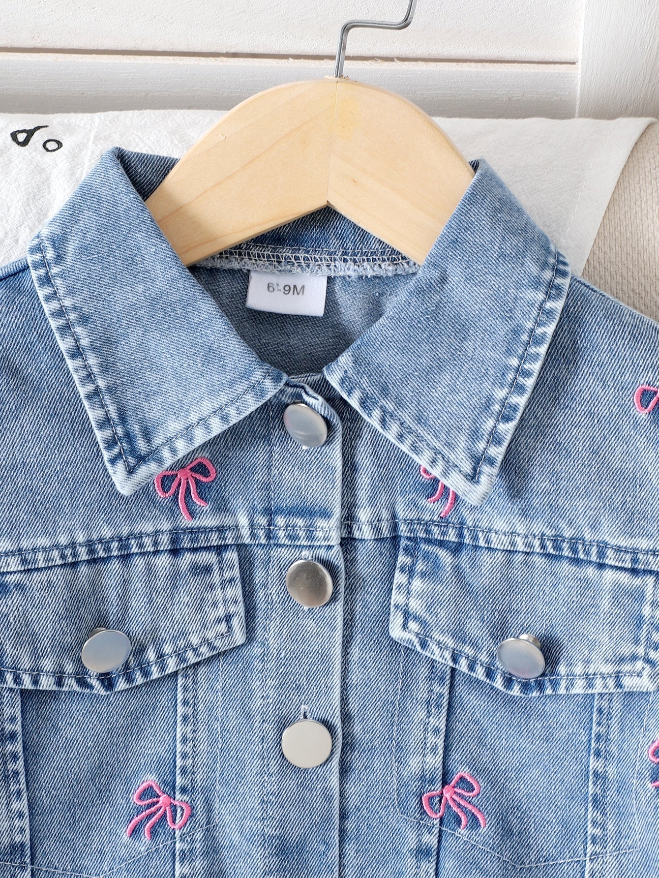 Baby Girls Spring/Autumn Two-Piece Set: Long-Sleeved Denim Jacket with Embroidered Bow Pattern and Jeans