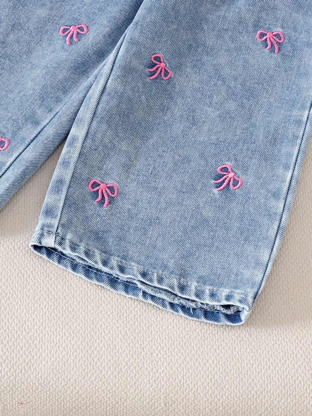 طقم قطعتين للربيع والخريف للبنات الصغيرات: جاكيت جينز بأكمام طويلة مزين بفيونكة مطرزة وبنطال جينز