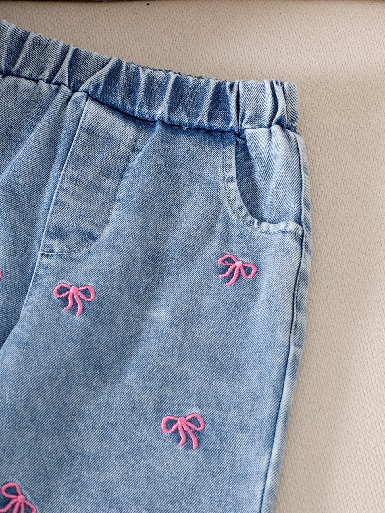 طقم قطعتين للربيع والخريف للبنات الصغيرات: جاكيت جينز بأكمام طويلة مزين بفيونكة مطرزة وبنطال جينز