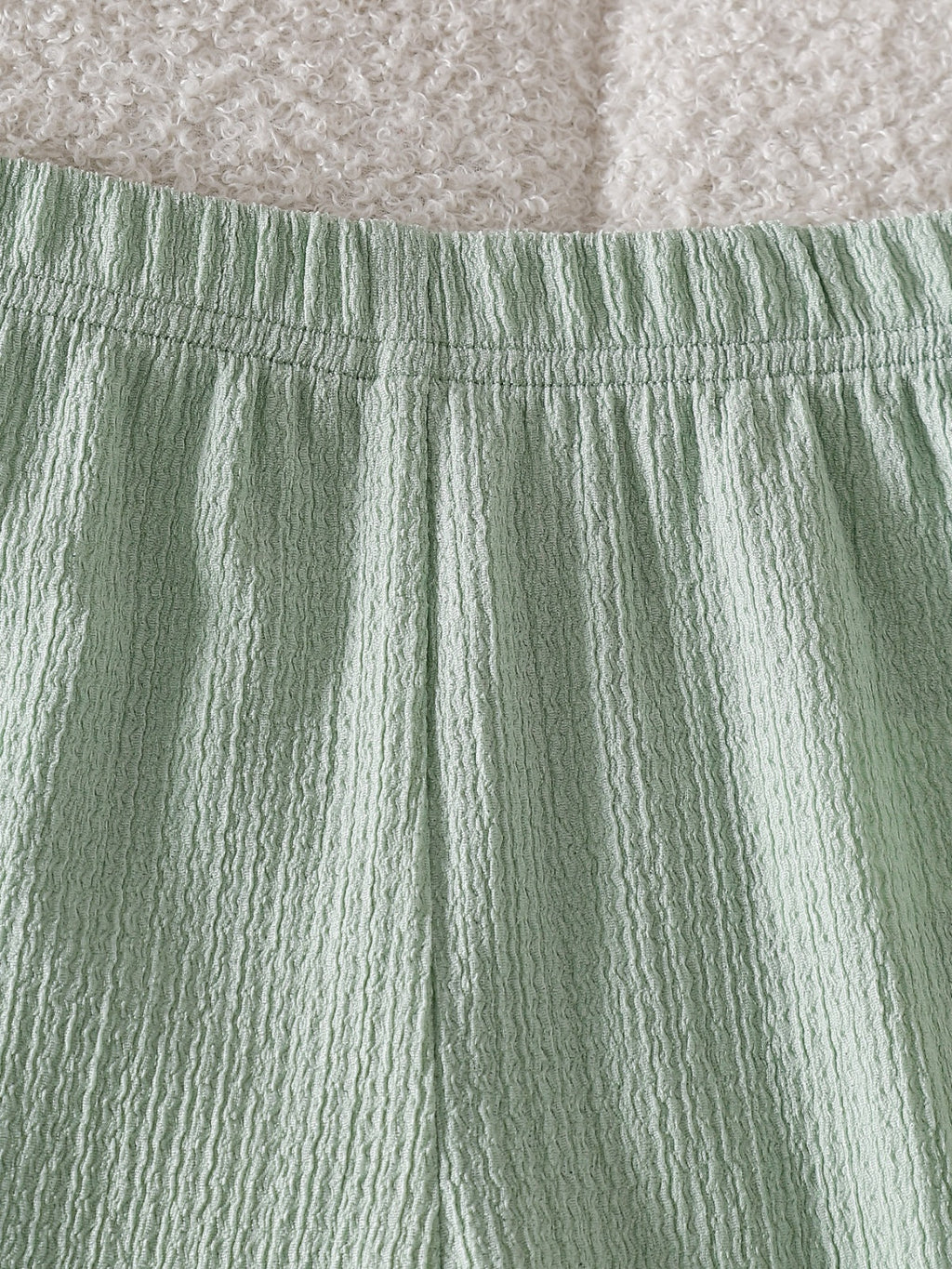 طقم قطعتين للبنات الصغيرات، ربيع/خريف، يتكون من تيشيرت بأكمام طويلة وبنطال من قماش منقوش.