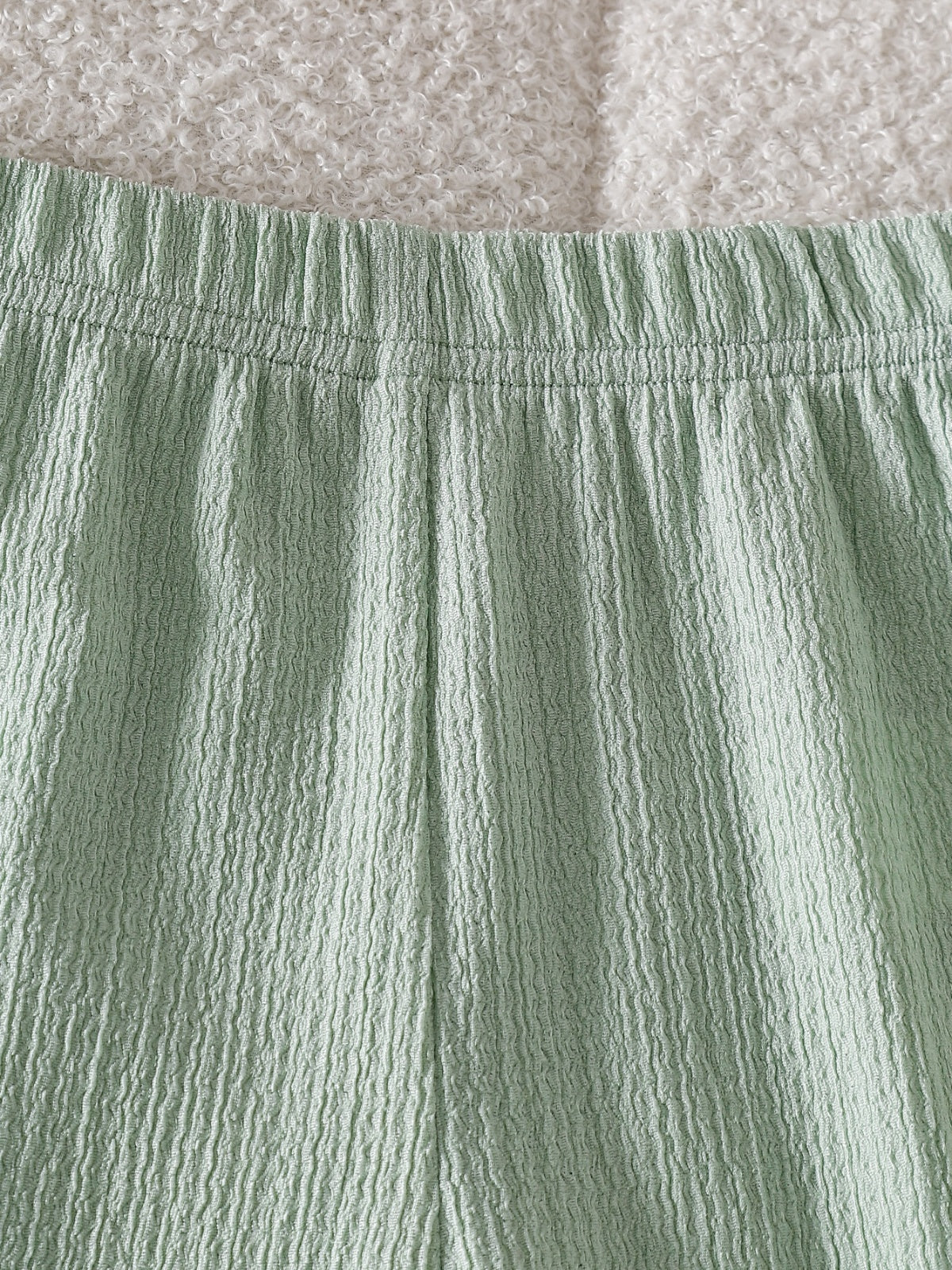 طقم قطعتين للبنات الصغيرات، ربيع/خريف، يتكون من تيشيرت بأكمام طويلة وبنطال من قماش منقوش.