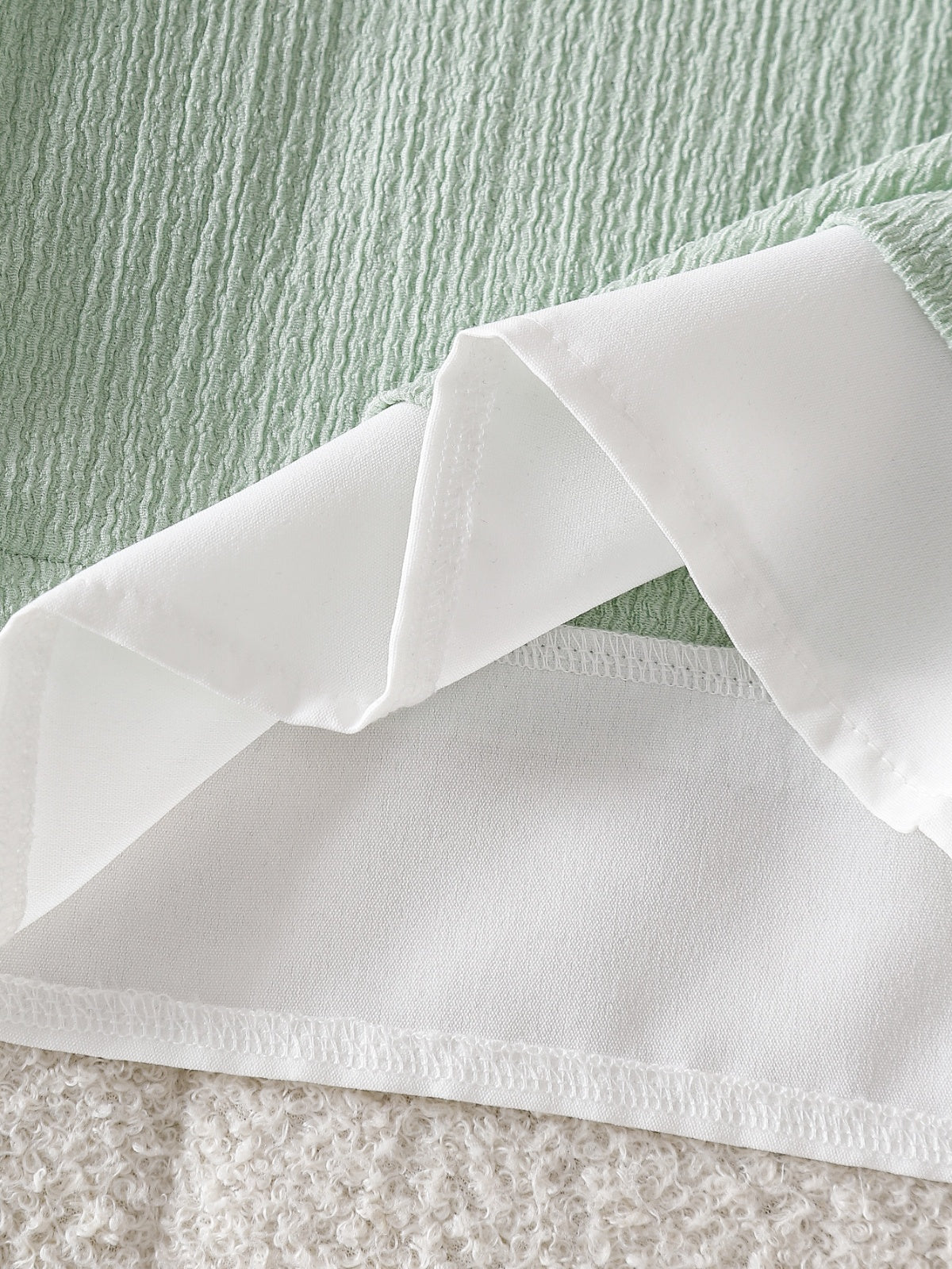 طقم قطعتين للبنات الصغيرات، ربيع/خريف، يتكون من تيشيرت بأكمام طويلة وبنطال من قماش منقوش.